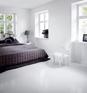 Белый глянцевый пол в спальне
